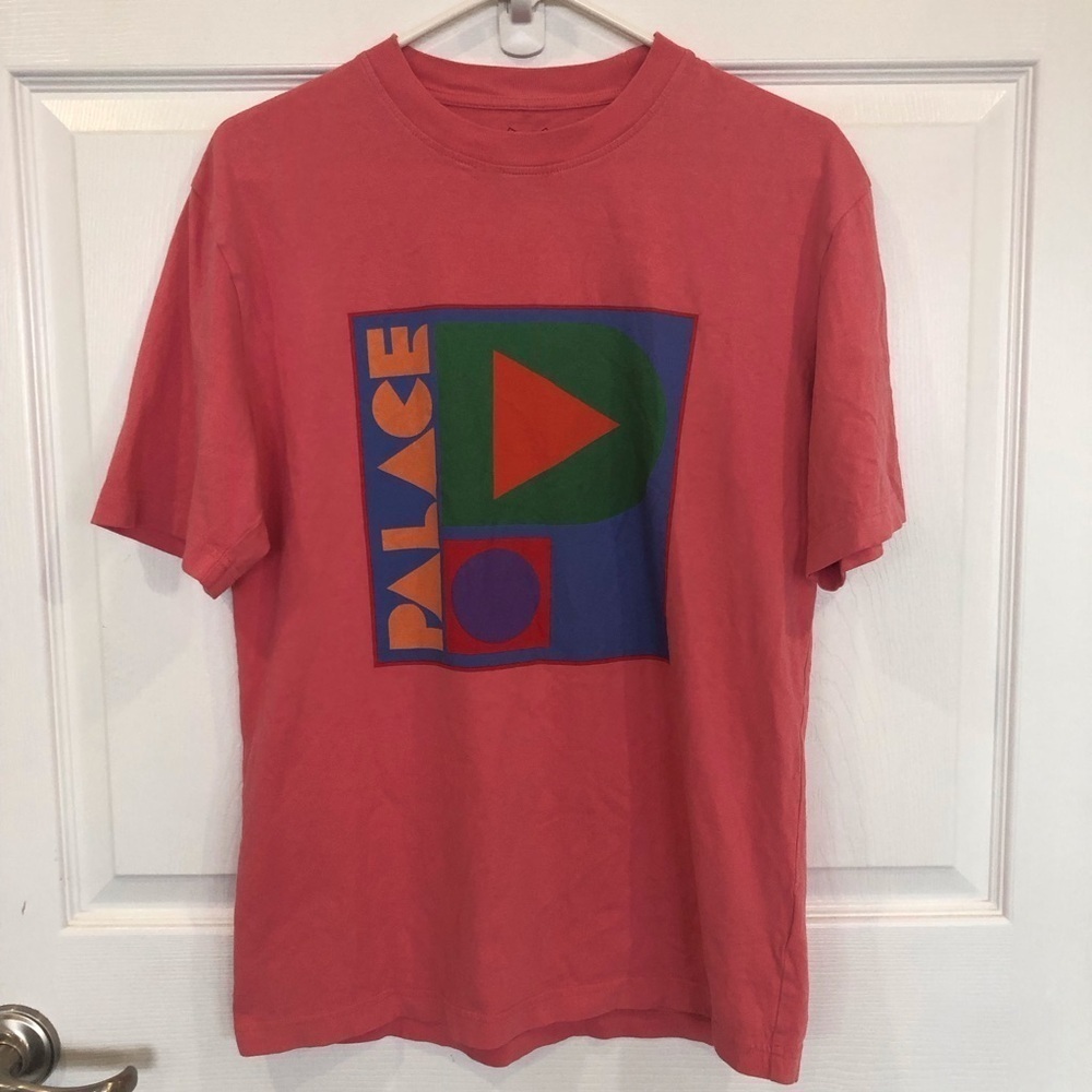 Palace T Shirt pink with colorful geometric print. Skateboarder streetwear